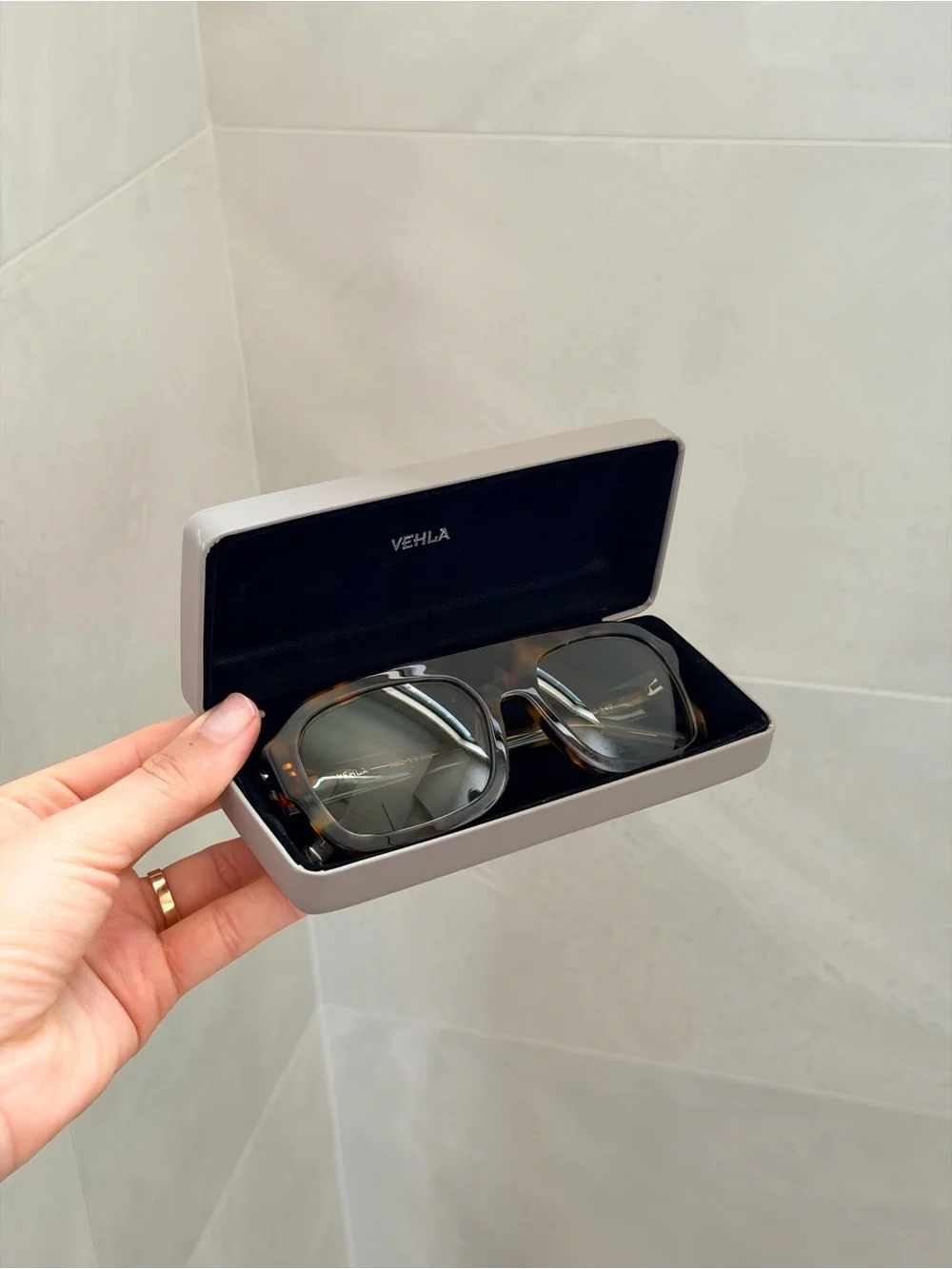 VEHLA Kaia Tort Sage Tortoise Sunglasses VS490 + Case